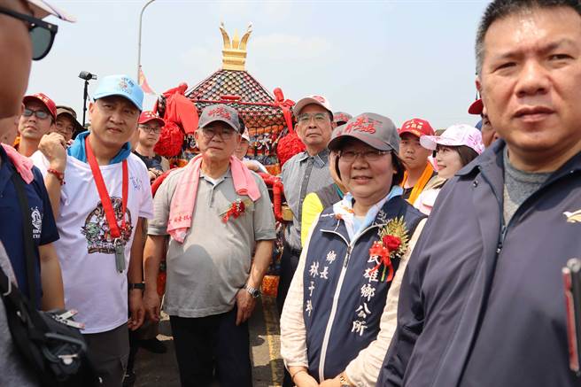 镇澜宫董事长顏清标也现身，并由旁人一路搀扶前行。（吕妍庭摄）