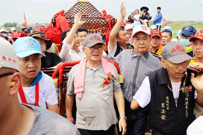 嘉义县长翁章梁、立委陈明文、民雄乡长林于玲、新港乡长叶孟龙等地方各界前往接驾。（吕妍庭摄）