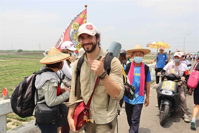今年参与大甲妈遶境有不少外国友人。（吕妍庭摄）