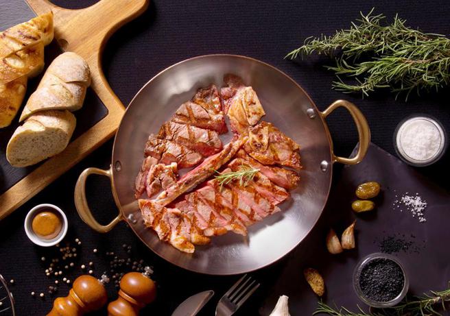 母亲节到台北花园大酒店「PRIME ONE 牛排馆」用餐，消费满额送午餐券2张。（图／台北花园大酒店提供）