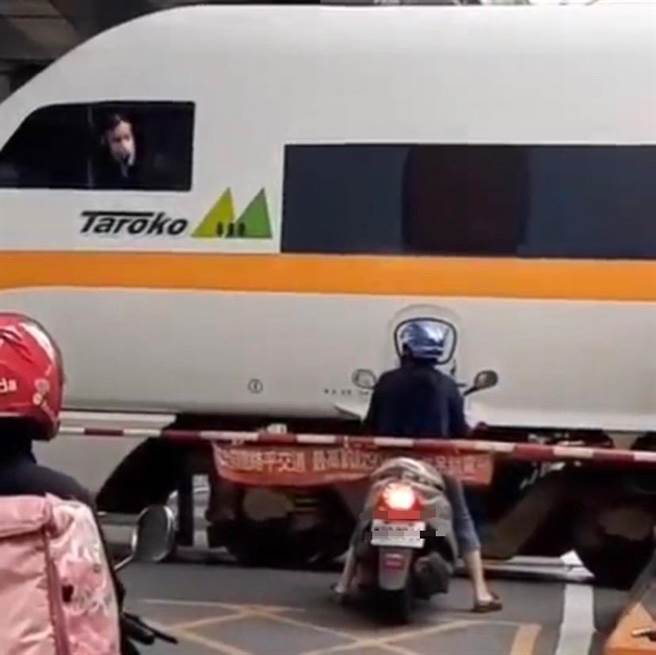 女骑士疑似闯平交道，导致太鲁阁号司机急煞。（脸书汤玛士的日常提供／吴佩蓉宜兰传真）
