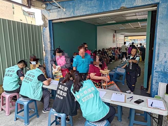 张雪如说，从24日下午1点开始发放，短短2个小时发了20箱鸡蛋。（张雪如提供／吴建辉彰化传真）