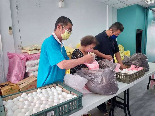 民眾党还出动志工帮忙整理分装鸡蛋。（张雪如提供／吴建辉彰化传真）
