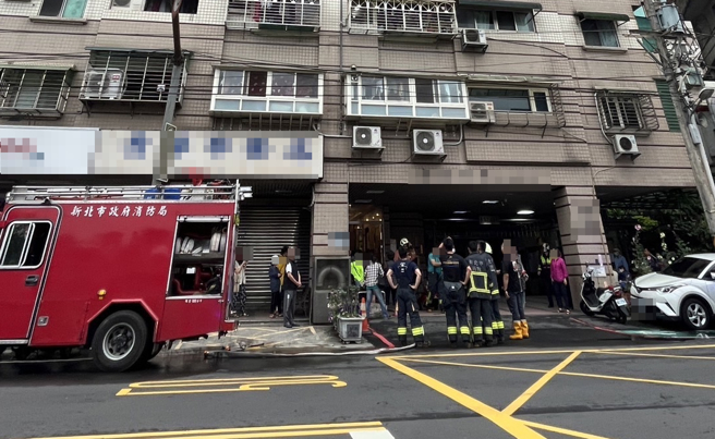 新店男子开瓦斯与警对峙。（消防局提供）