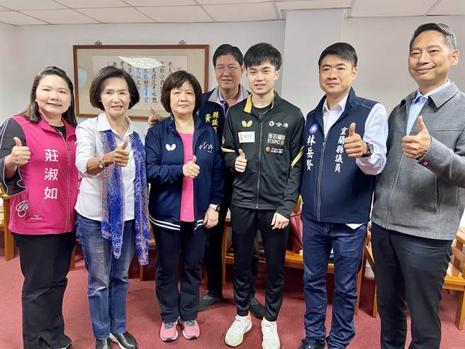 台湾桌球好手「小林同学」林昀儒（右3）上周在国际赛事中左手拉伤。（吴佩蓉摄）