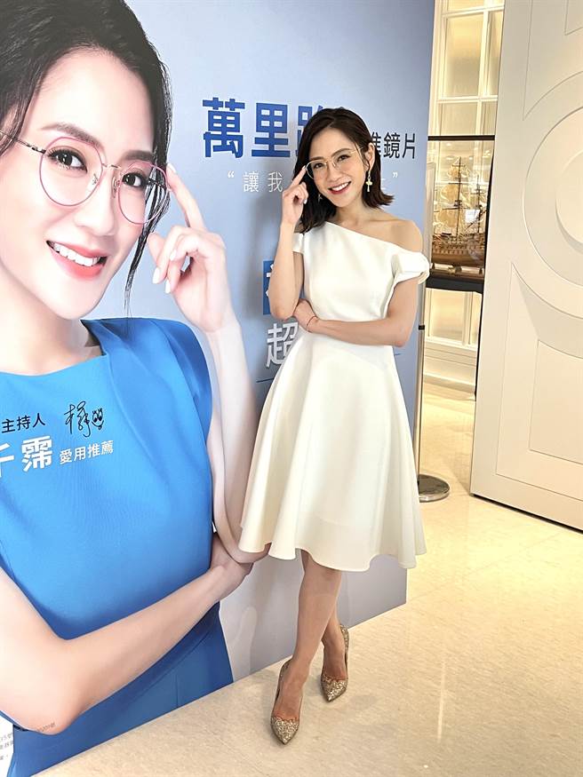 杨千霈发现微老花症状后开始配戴眼镜。（池宗玲摄）