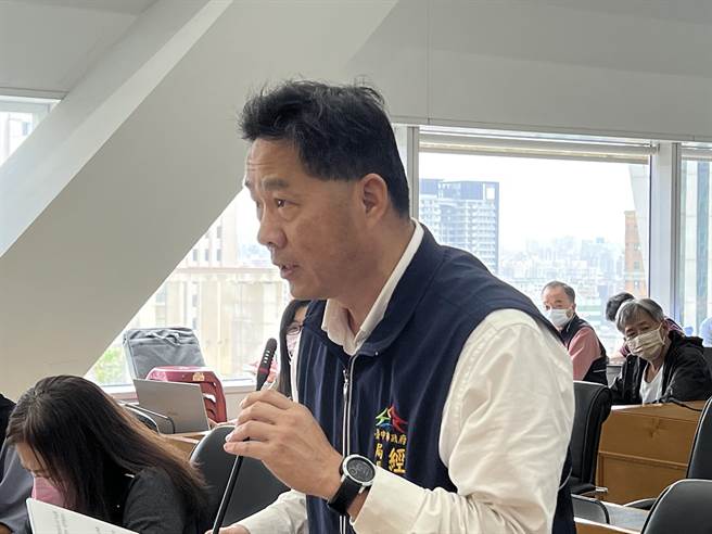 台中市政府經發局長張峯源說，市府近期內將討論活動計畫，因各縣市都在搶中央普發的6000元，希望購物節經費快點通過。(林欣儀攝)