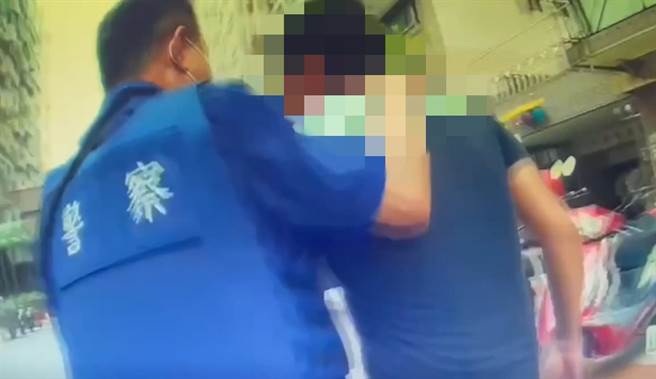 高雄男子报案称徒手掐死母亲，员警火速到场。（翻摄照片／崔正纲高雄传真）