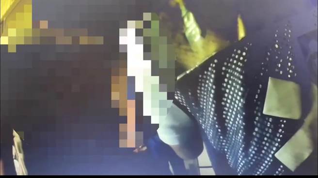 员警发现男子母亲平安无恙，此时男子发酒疯，作势攻击母亲，遭员警逮捕带返所管束并强制送医。（翻摄照片／崔正纲高雄传真）