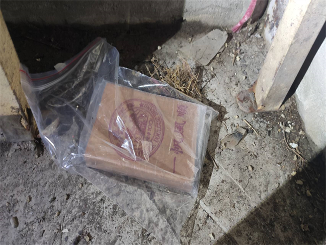 警方查获的毒砖包裹防水油纸，封面印有「双狮地球牌」及「一帆风顺」字样。（台中市警察局提供／张妍溱台中传真）