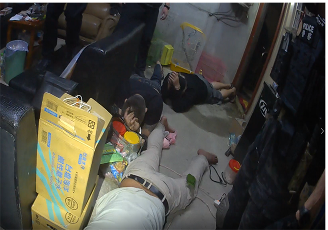 警方先勘查地形见时机成熟，于当天深夜突击攻坚，将屋内犯嫌包围逮捕。（台中市警察局提供／张妍溱台中传真）