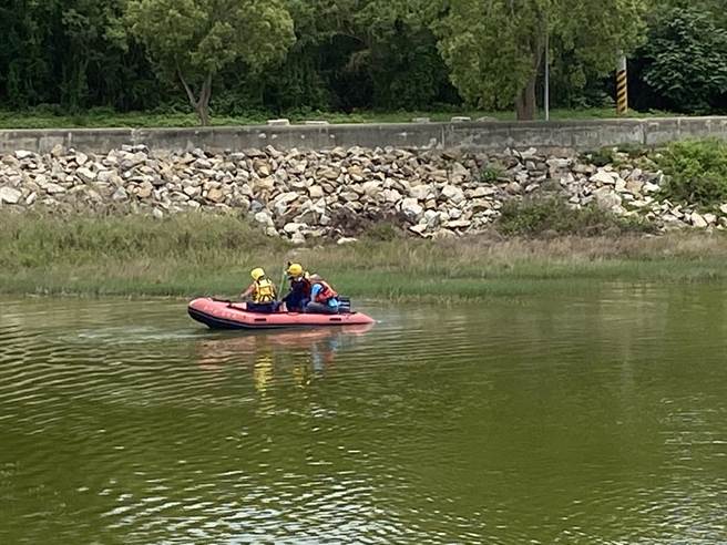 金门县消防局23日上午11时7分接获警察局转报，指称兰湖疑发生溺水案件，立即派员前往搜救。（于家麒摄）