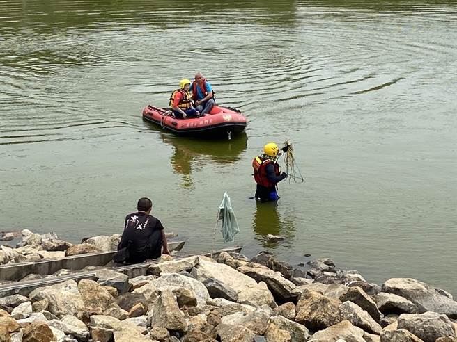 金门县消防局23日上午11时7分接获警察局转报，指称兰湖疑发生溺水案件，立即派员前往搜救。（于家麒摄）