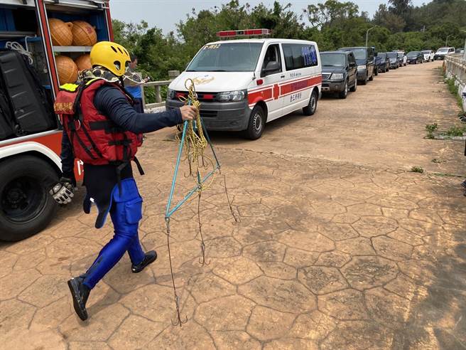 金门县消防局23日上午11时7分接获警察局转报，指称兰湖疑发生溺水案件，立即派员前往搜救。（于家麒摄）