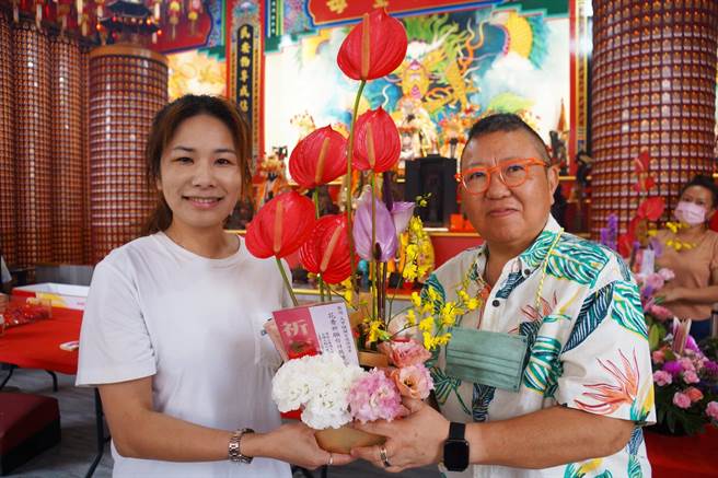 云林县土库顺天宫准备祈福花斗迎大甲妈，日商上条秀美（右）捐「五圆日币」结缘。（土库顺天宫提供／张朝欣云林传真）