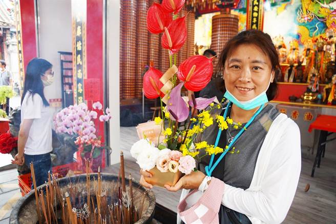 云林县土库顺天宫祈福花斗充满歷史意涵，信眾争相掷筊祈求。（土库顺天宫提供／张朝欣云林传真）