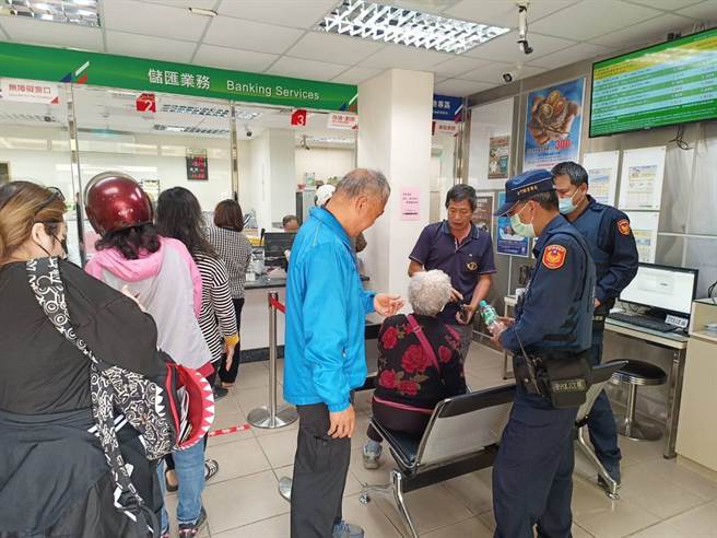 金门县金寧乡7旬李姓妇人于今（24日）早上至金寧邮局临柜欲提领30万元，机警的行员关怀提问时察觉有异，立即通报警方到场。（警方提供）