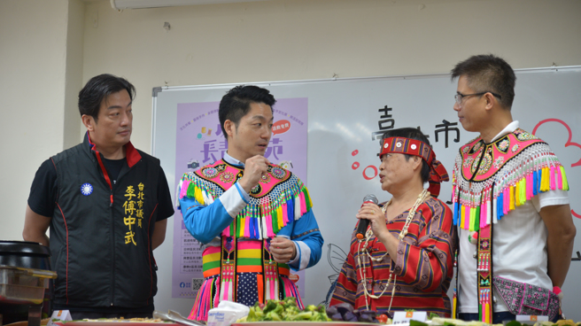 蒋万安品尝原住民风味餐最常见的『地狱美食』。(台北市原民会提供)