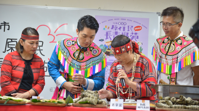 臺北市长蒋万安品嚐原民风味餐。(台北市原民会提供)