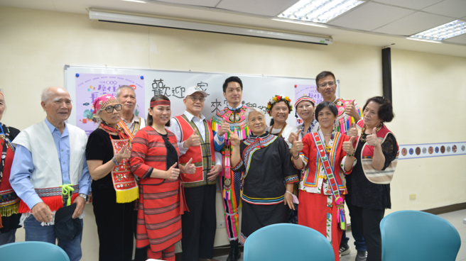 全臺湾第一个原住民长青学苑就在臺北市，目前长青学苑共有五个据点，长者们可以在这里乐活安养『享受』文化课。(台北市原民会提供)
