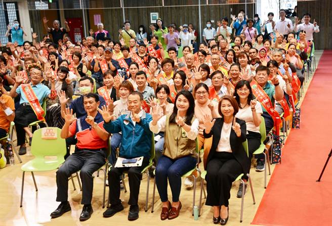 屏东县政府趁五一劳动节前夕，举办模范劳工暨优秀移工及雇主颁奖活动。(林和生摄)