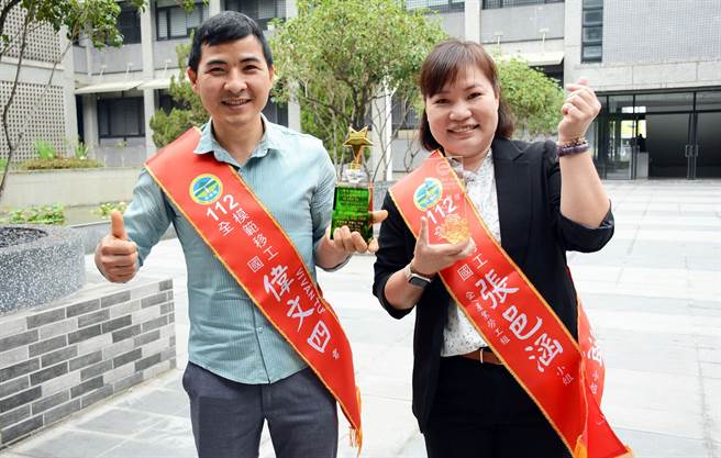 安泰医院张邑涵(右)及屏基附设屏基护理之家伟文四，分别获得全国模范劳工及优秀移工奖项。(林和生摄)