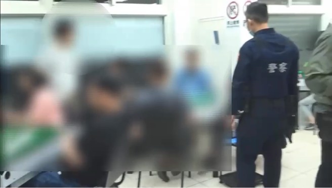 警方经过连日的搜证，于4月22日晚间21时许，持搜索票突袭入内查缉，当场查获正在麻将桌上非法进行赌博的12名男女赌客，在场的负责人潘男及工作人员王女(39岁)共计14人带返所侦讯。（简铭柱翻摄）