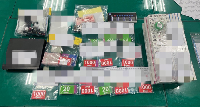 警方于现场另查获积分卡12组、赌资4万块(赌后以积分卡兑换方式换取现金)、积分卡1副、麻将牌6副、风圈骰子3颗、牌尺12支、现场监视器主机1台、监视器镜头4支、当日营业帐册1张、电子计时器1个、手机3支等赌博犯罪证据。（简铭柱翻摄）