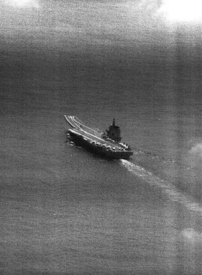 国防部证实，山东号航舰编队正于西太平洋航训，距离鹅銮鼻东南方约120浬。（国防部提供）