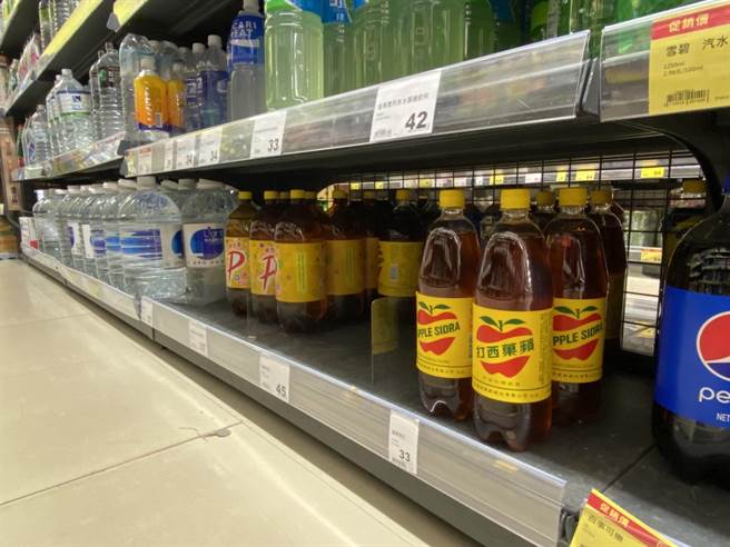 日前在台爆出有白色沉淀物的「苹菓西打」，经金门民眾发现也出现在各大卖场。（于家麒摄）