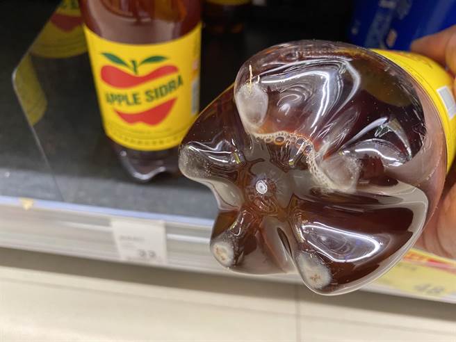 日前在台爆出有白色沉淀物的「苹菓西打」，经金门民眾发现也出现在各大卖场。（于家麒摄）