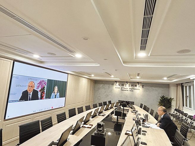 行政院政务委员邓振中（右）今年2月7日与加拿大国贸部长伍凤仪进行视讯会议，宣布台加启动「投资促进及保障协议」（FIPA）谈判。（本报资料照/经贸办提供）