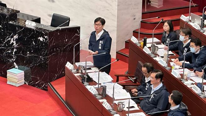 高雄市长陈其迈笑回「我会陪你，我怕你去选立委，常相左右啦」。（柯宗纬摄）