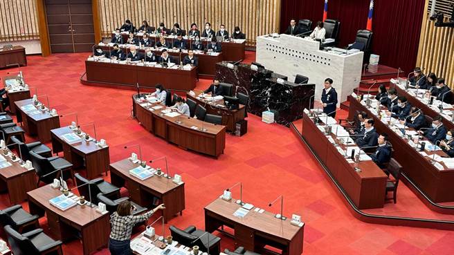 国民党高市议员邱于轩与高雄市长陈其迈在议场过招，现场笑声不断。（柯宗纬摄）