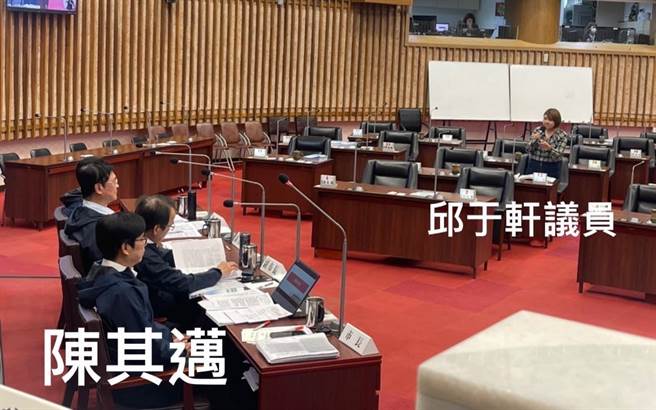 国民党高市议员邱于轩与高雄市长陈其迈在议场过招，现场笑声不断。（撷取自康裕成脸书）