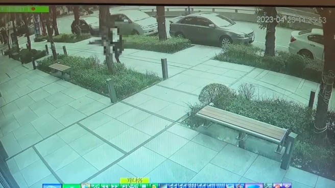 日前有民眾脸书发文反应，士林区中山北路五段有陌生男子手持不明物体随机吓唬公车停等站之民眾。（简铭柱翻摄）