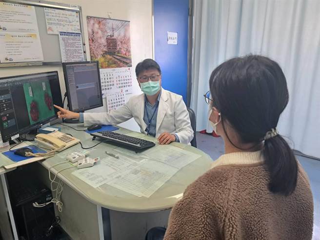 大里仁爱医院一般外科医师巫奕儒（左）指出，甲状腺亢进是自体免疫疾病，好发于20至50岁的女性，会产生心悸、喘、手抖、焦躁不安、体重减轻等症状。（大里仁爱医院提供／潘虹恩台中传真）