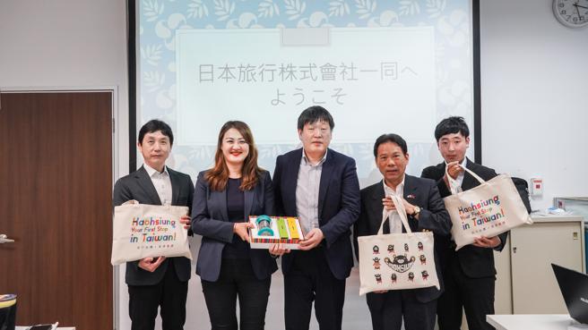 观光局长高闵琳（左四）邀请日本旅行株式会社秋山取缔役（右四）及高捷总经理王亚洲（右三），缔结三方合作。(高雄市观光局)