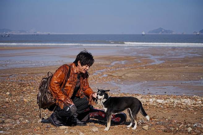 黄品源推出新歌〈伤停时间〉，也有演唱会的计划。（金立海提供）