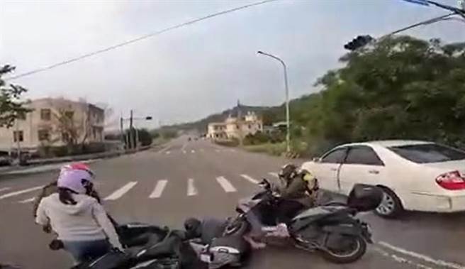 事发当时所有机车撞成一团。（民眾提供／李京升苗栗传真）