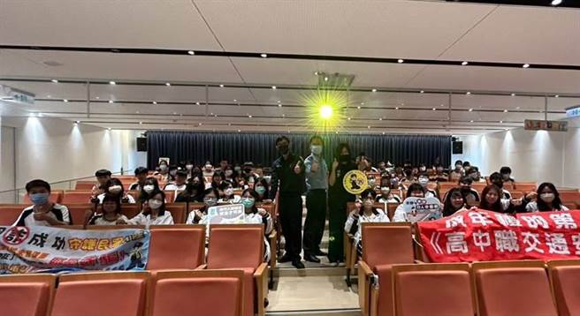 太平警分局日前携手台中市监理站前往太平区长亿高中，以「交通成年礼的第1堂课」为题，对高三学子宣导考驾照的要领、防御驾驶、常见违规态样等观念。（太平警分局提供／潘虹恩台中传真）