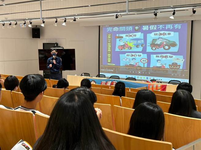 太平警分局日前携手台中市监理站前往太平区长亿高中，以「交通成年礼的第1堂课」为题，对高三学子宣导考驾照的要领、防御驾驶、常见违规态样等观念。（太平警分局提供／潘虹恩台中传真）