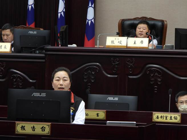 花莲县议会第20届第一次定期大会开始今开幕，县长徐榛蔚（前）进行施政报告。（罗亦晽摄）