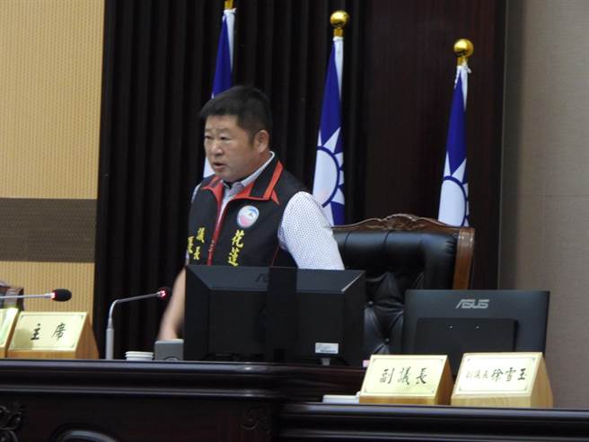 花莲县议会第20届第一次定期大会开始今开幕，县长徐榛蔚进行施政报告莫约1小时后，突遭议长张峻打断，要求在5分钟内结束。（罗亦晽摄）