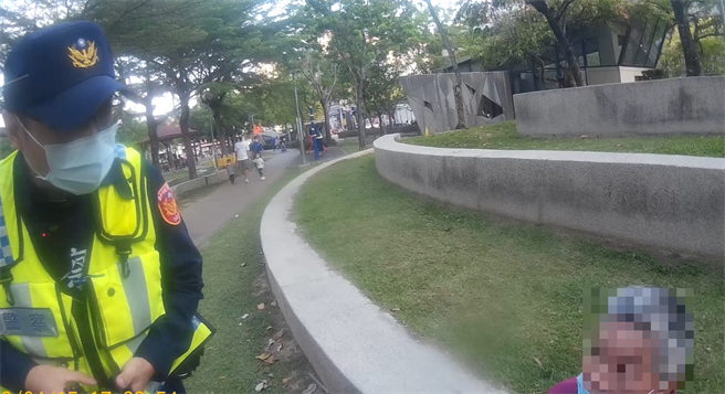 75岁曾姓妇人日前在北屯区民俗公园不慎跌倒，警方拍下妇人照片，耐心到附近大楼管理室逐一询问，帮妇人找到回家路。（中市警五分局提供／潘虹恩台中传真）