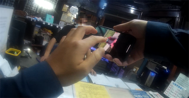 75岁曾姓妇人日前在北屯区民俗公园不慎跌倒，警方拍下妇人照片，耐心到附近大楼管理室逐一询问，帮妇人找到回家路。（中市警五分局提供／潘虹恩台中传真）