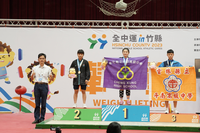 112新竹全中运举重高女组49公斤金牌黄宜甄（右2）、银牌潘幸甄（左2）、铜牌李昱萱（右1）。（大会提供）
