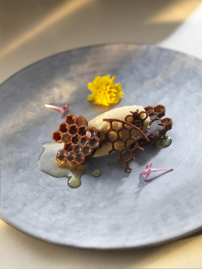 餐後甜點將山葵做成義式冰淇淋，營造衝突的味覺。（微風提供）