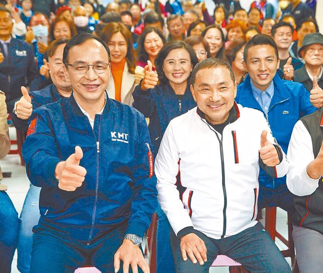 韦安强调，立即徵召侯友宜(右)，国民党的好感度也会跟着起来。（图／本报系资料照）