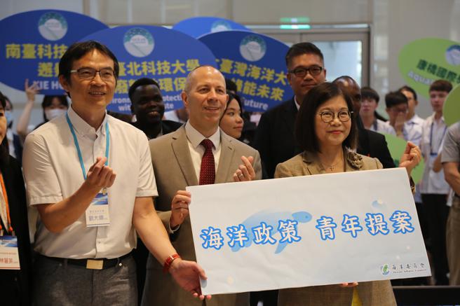 海洋委员会与青年学子对话右1为管碧玲主委与海洋危机提案青年团队合影，中间为美国在台协会高雄分处李明磊副处长(海洋委员会提供)